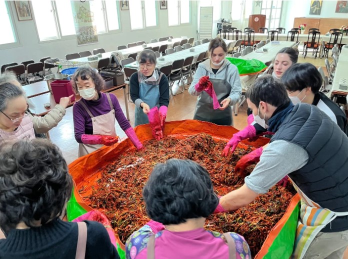 Παρασκευή παραδοσιακού Κίμτσι για τα γεύματα Αγάπης στον Ναό του Αγίου Νικολάου στη Σεούλ