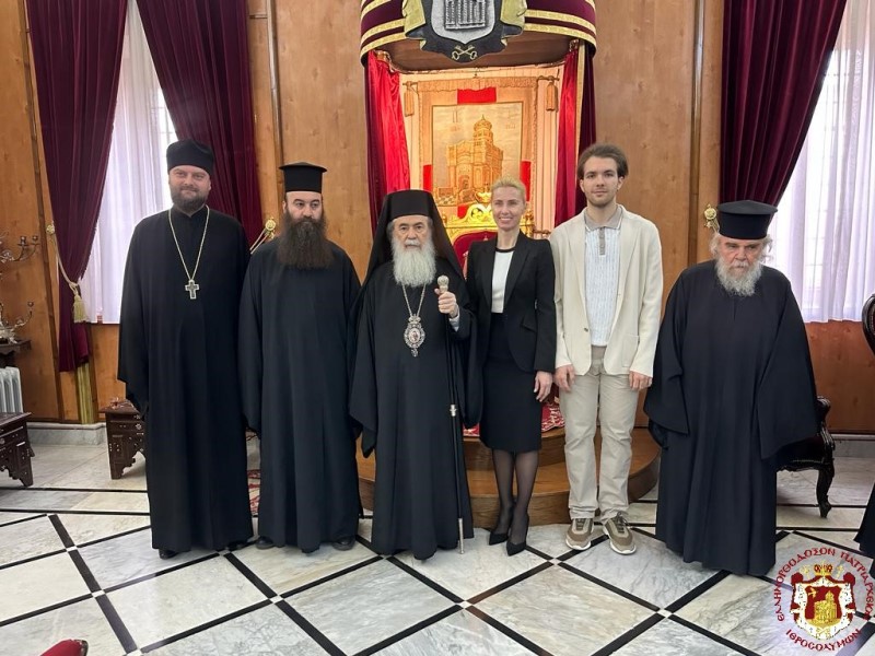 إعادة العتبة المزخرفة فوق القبر المقدس من روسيا