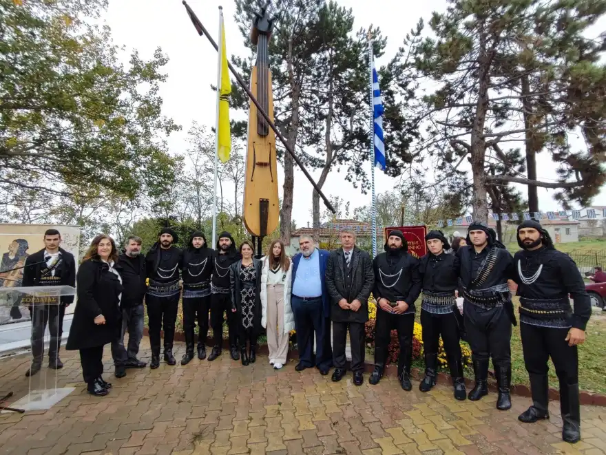 Γιγαντιαία ποντιακή λύρα στην Πεντάβρυσο Εορδαίας φτάνει τα 6,67 μέτρα