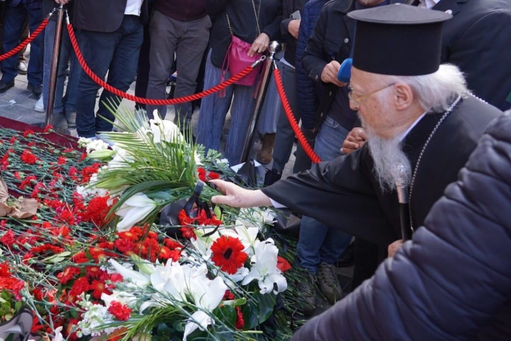 صاحب القداسة يزور موقع الانفجار