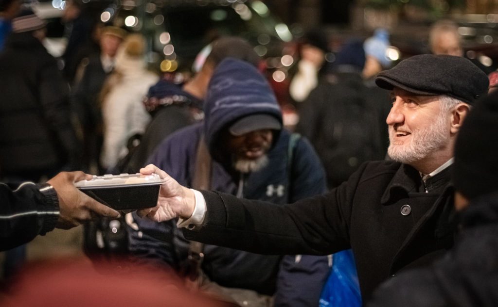 Ο Αμερικής Ελπιδοφόρος μοίρασε γεύματα στους άστεγους της Νέας Υόρκης (ΦΩΤΟ)