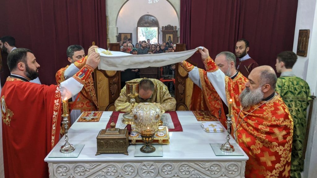 საკვირაო წირვა ზესტაფონის ყოვლადწმინდა ღვთისმშობლის მიძინების სახელობის საკათედრო ტაძარში