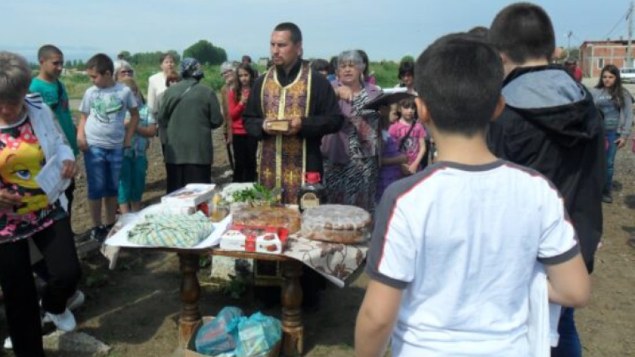 Вдигат храм в пазарджишкото село Мало Конаре