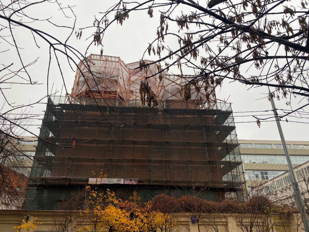 НА ХРАМЕ РОЖДЕСТВА ПРЕСВЯТОЙ БОГОРОДИЦЫ В БУТЫРСКОЙ СЛОБОДЕ УСТАНОВЯТ КУПОЛА