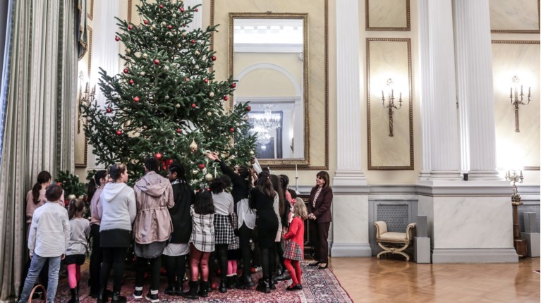 Η ΠτΔ στόλισε το δέντρο του Προεδρικού Μεγάρου παρέα με παιδιά από το Χατζηκυριάκειο