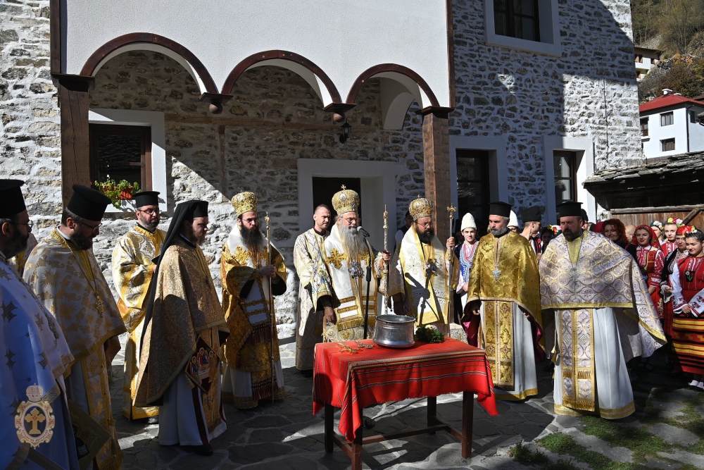 Архиерейска св. Литургия и освещаване на прицърковно училище в с. Широка лъка