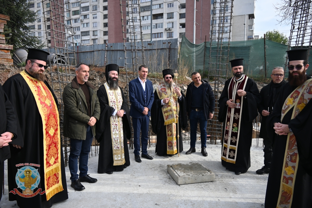 В новостроящия се храм „Св. патриарх Евтимий“ в София бе тържествено поставен основният камък