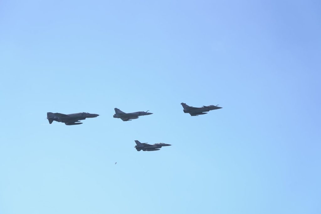 «Μολών λαβέ»: Μήνυμα προς Τουρκία Έλληνα πιλότου στις επιδείξεις για τον εορτασμό του Αρχάγγελου Μιχαήλ