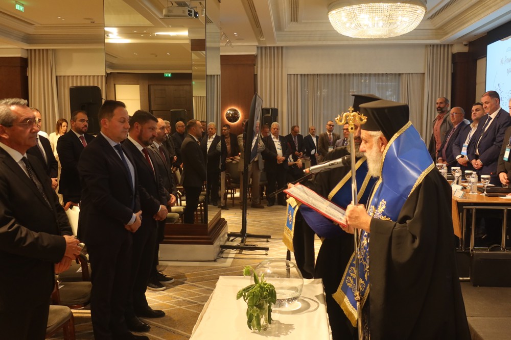 Αγιασμός στην έναρξη του Συνεδρίου Περιφερειακής Ένωσης Δήμων Νοτίου Αιγαίου από τον Μητροπολίτη Σύρου