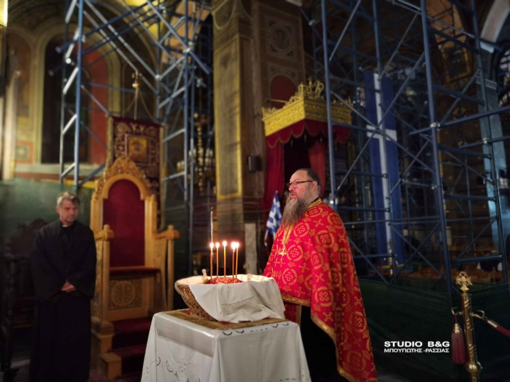 Ναύπλιο: Νυχτερινή Θεία Λειτουργία στον Μητροπολιτικό ναό του Αγ. Γεωργίου (ΒΙΝΤΕΟ/ΦΩΤΟ)