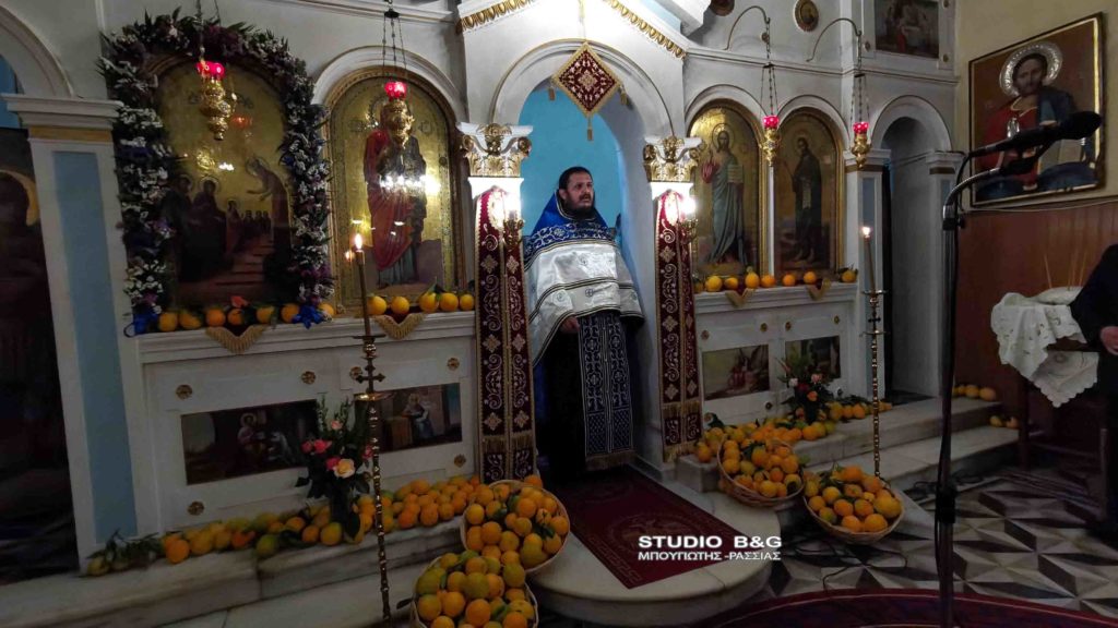 Εισόδια της Θεοτόκου: Αναβίωσε το έθιμο με τα πορτοκάλια στη Νέα Τίρυνθα Αργολίδας