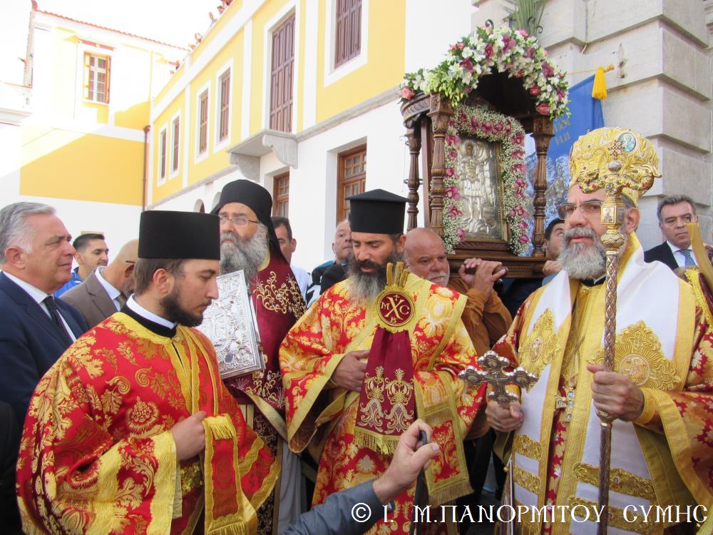 Πλήθος πιστών στον Πανορμίτη Σύμης για τη Σύναξη των Ταξιαρχών