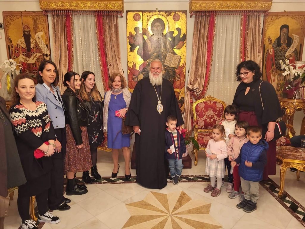 Εκατοντάδες νέοι ευχήθηκαν στον Κερκύρας Νεκτάριο για τα ονομαστήριά του (ΦΩΤΟ)