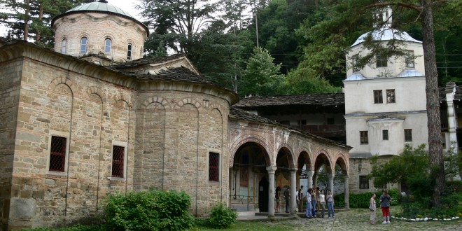 Монасите от Троянския манастир дариха книги на читалището в Троян