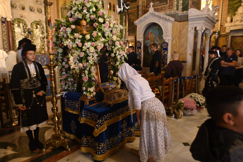 Αγία Ζώνη: Φωτορεπορτάζ από τη Θεία Λειτουργία στον Ιερό Ναό Αγίου Νικολάου Πειραιά