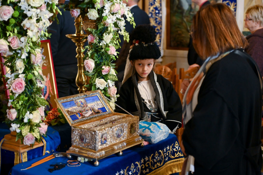 Νέοι και παιδιά προσκύνησαν την Αγία Ζώνη στον Πειραιά (ΦΩΤΟ)