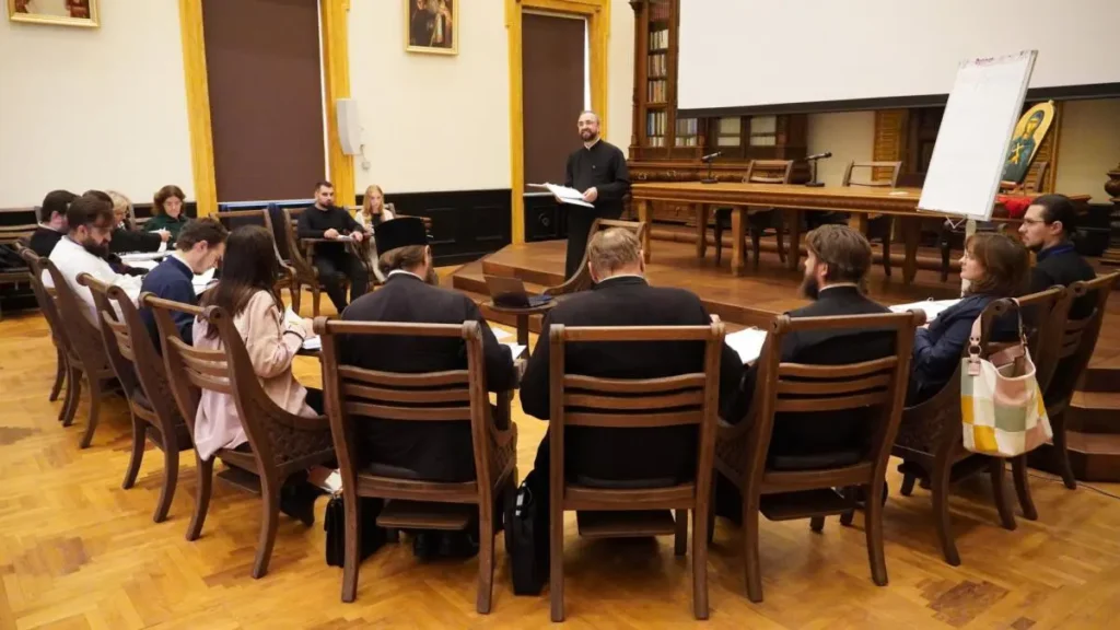 Un inspector din Arhiepiscopia Iașilor a susținut un curs inovativ de formare de consilieri în domeniul adicțiilor