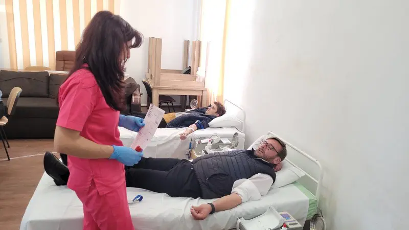 Clerici şi credincioşi din Protoieria Mioveni au donat sânge