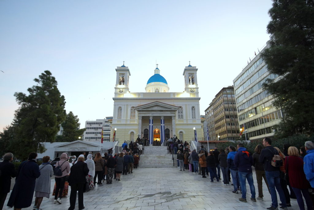 Αγία Ζώνη: Ευλογία στην Ελλάδα και στους δοκιμαζομένους κατά την παραμονή της στον Πειραιά (BINTEO/ΦΩΤΟ)