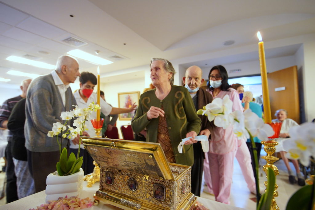 Εικόνες και βίντεο από την Αγία Ζώνη στο Γηροκομείο Πειραιά