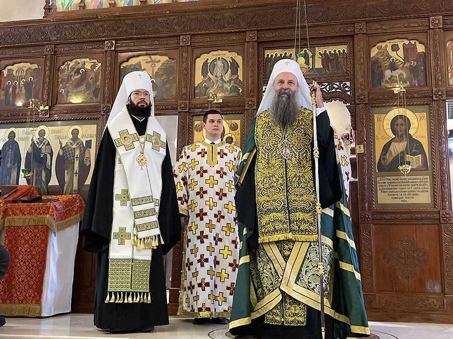 Патријарх Порфирије и митрополит Антоније освештали крстове и мозаик руске цркве Свете Тројице у Београду