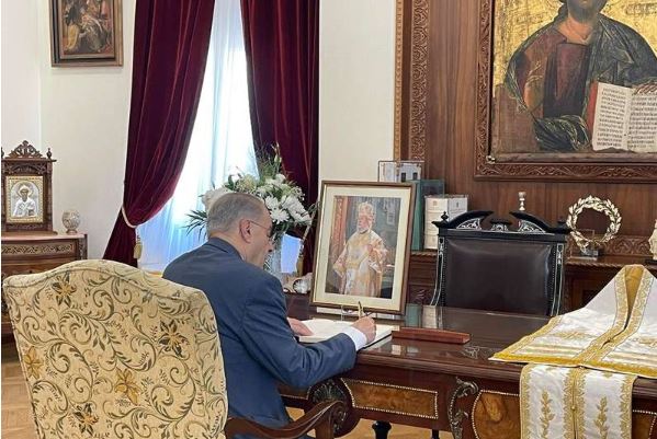 Ο Ιωάννης Κασουλίδης υπέγραψε στο βιβλίο συλλυπητηρίων για τον Αρχιεπίσκοπο Κύπρου