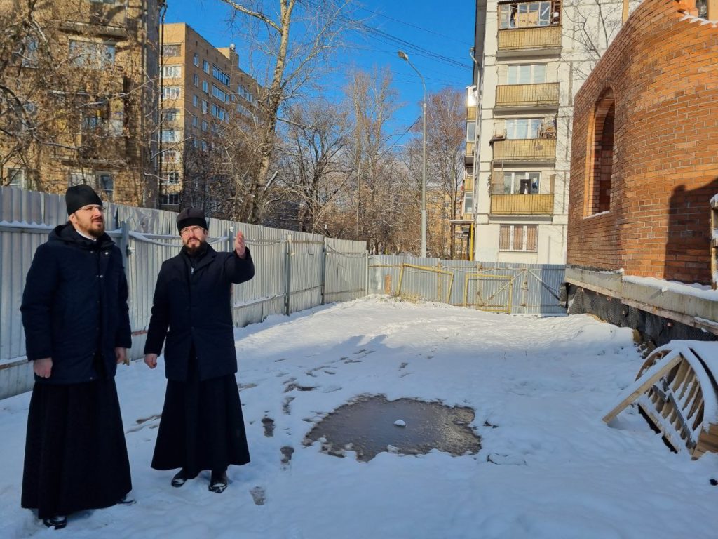 КОМИССИЯ ФХУ ПРОИНСПЕКТИРОВАЛА ХОД СТРОИТЕЛЬНЫХ РАБОТ ХРАМА АЛЕКСАНДРА СВИРСКОГО НА УЛИЦЕ ГАРАЖНОЙ В МОСКВЕ