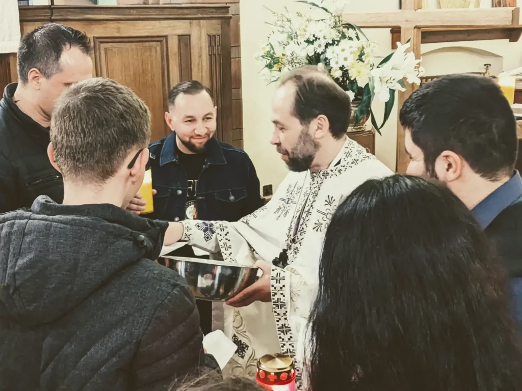 Nașterea unei parohii: Preotul misionar pentru românii din Islanda va liturghisi duminică la Reykjavik