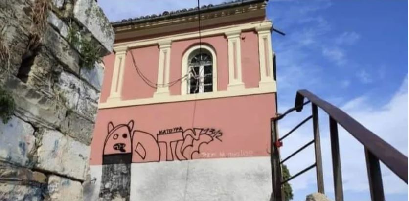 Κέρκυρα: Ζωγράφισαν με γκράφιτι την εκκλησία της Παναγίας Μανδρακίνας