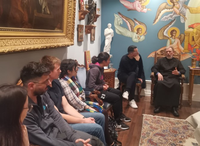 Συζήτηση Μητροπολίτη Σουηδίας με νέους για τον Άγιο Νεκτάριο
