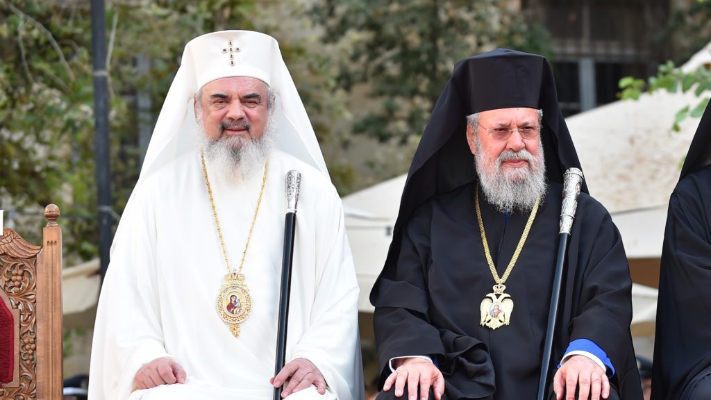 O Πατριάρχης Ρουμανίας αποχαιρετά τον μακαριστό Αρχιεπίσκοπο Κύπρου κυρό Χρυσόστομο Β’