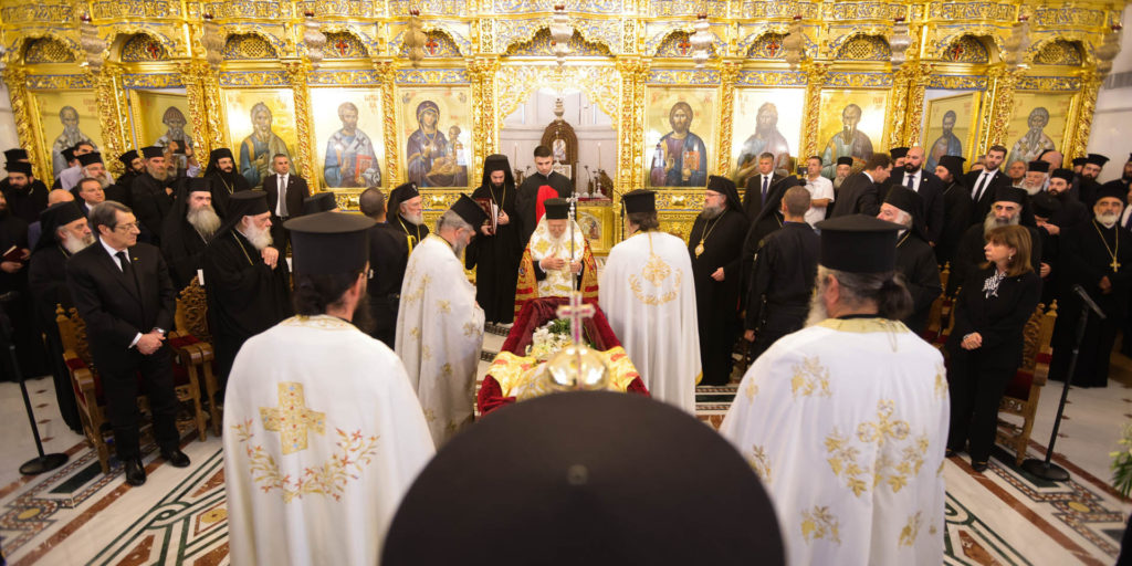 Με δάκρυα στα μάτια το “ύστατο χαίρε” του Οικουμενικού Πατριάρχη στον Αρχιεπίσκοπο Χρυσόστομο