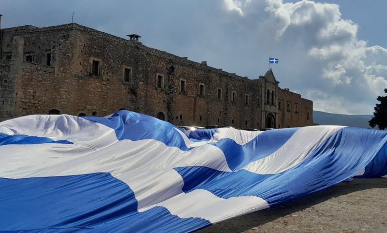 Έπαρση σημαίας 300 τετραγωνικών μέτρων στην Ιερά Μονή Αρκαδίου