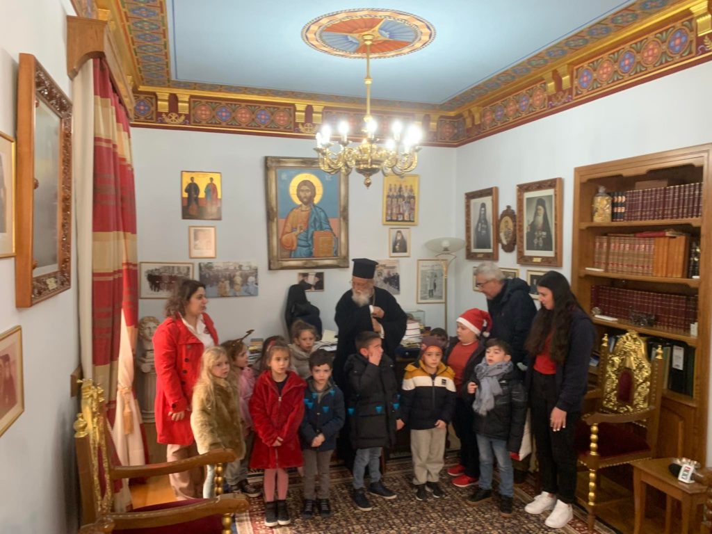 Μικροί και μεγάλοι έψαλαν τα Χριστουγεννιάτικα κάλαντα στον Μητροπολίτη Μαντινείας