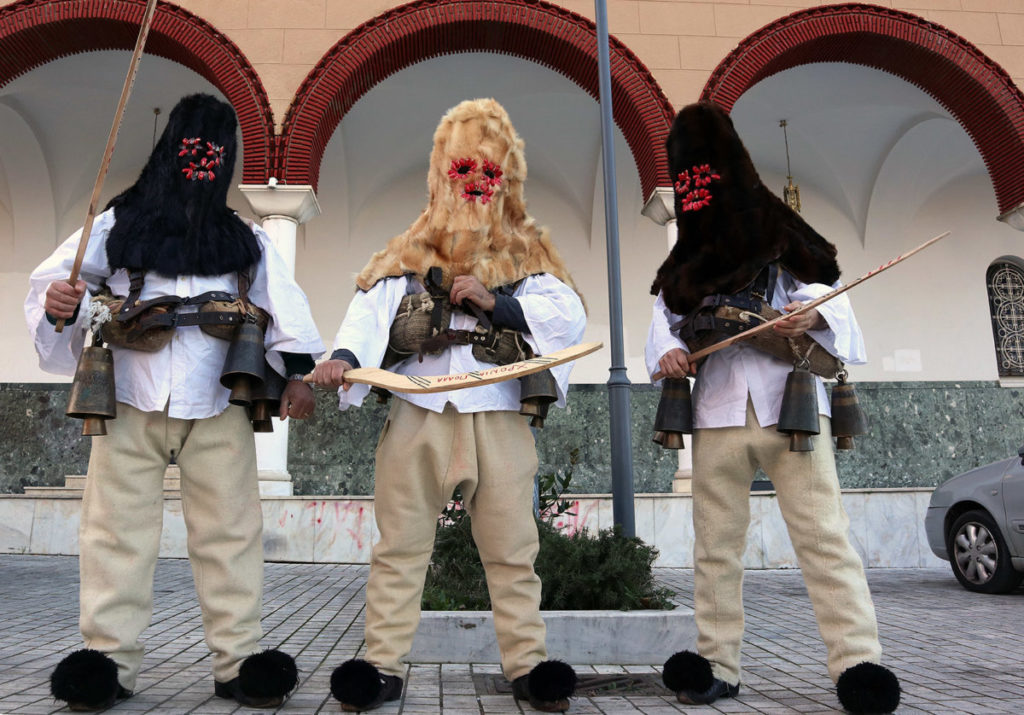 Πρωτοχρονιά: Μπαμπαλιούρια, «Καμήλες και Ντιβιτσήδες», τα έθιμα του νομού Λάρισας