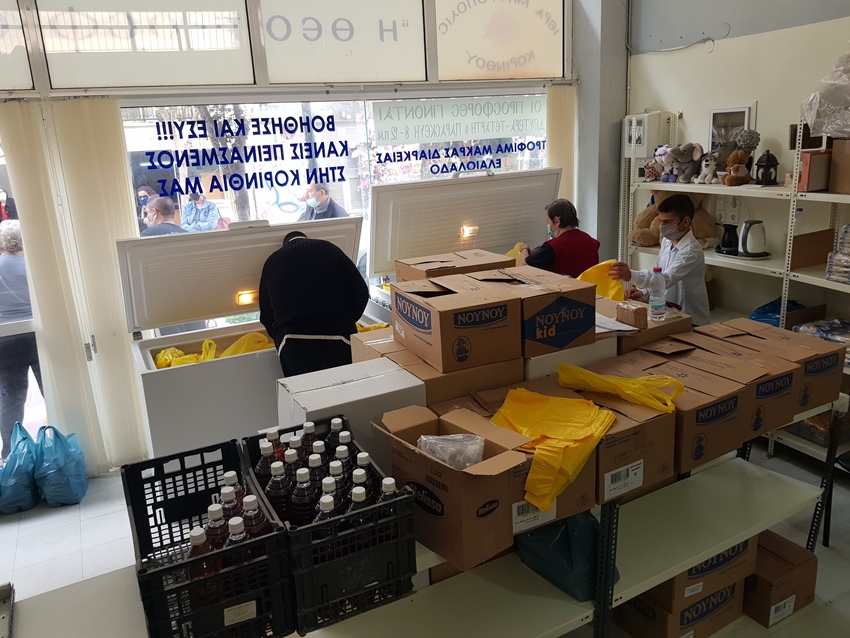 Κορίνθιος επιχειρηματίας ενίσχυσε την “Θεοπροσφορά” με τρόφιμα μακράς διάρκειας