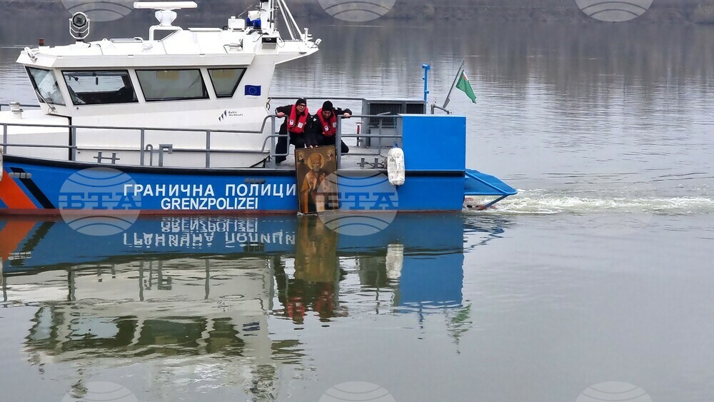 На Никулден във Видин запалиха в храма светлините на сребърното кандило-кораб и потопиха икона на св. Николай Чудотворец в Дунав