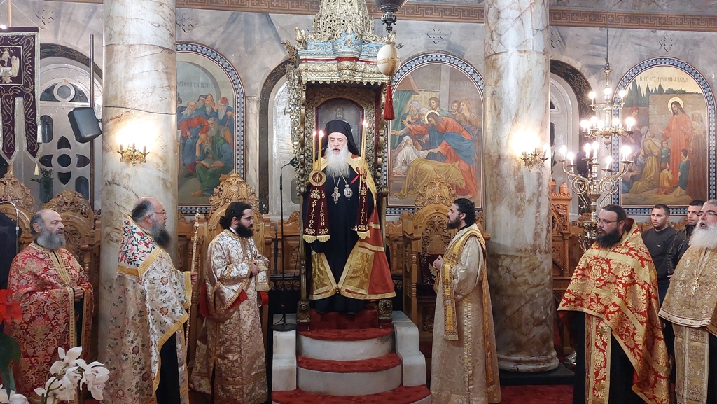 Πλήθος πιστών για την εορτή των Χριστουγέννων στην Ιερά Μητρόπολη Σάμου και Ικαρίας