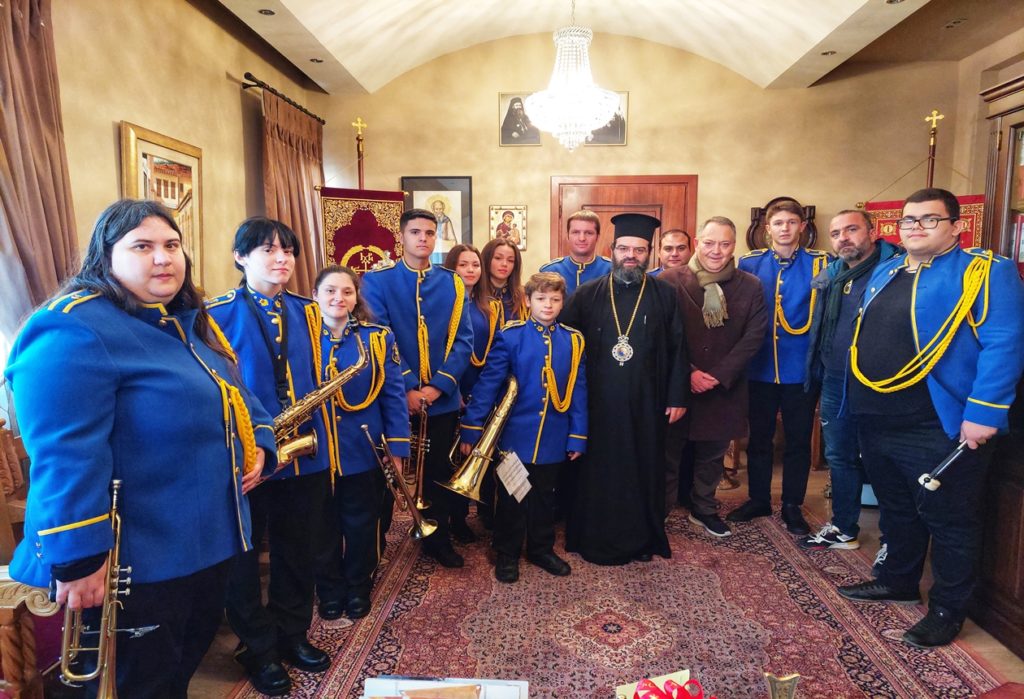 Μικροί και μεγάλοι είπαν τα κάλαντα στον Μητροπολίτη Μαρωνείας