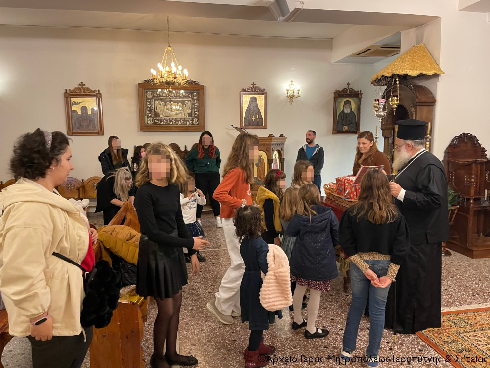 Ο Μητροπολίτης Ιεραπύτνης άκουσε τα κάλαντα από παιδιά των Ενοριακών Συνάξεων Ιεράπετρας
