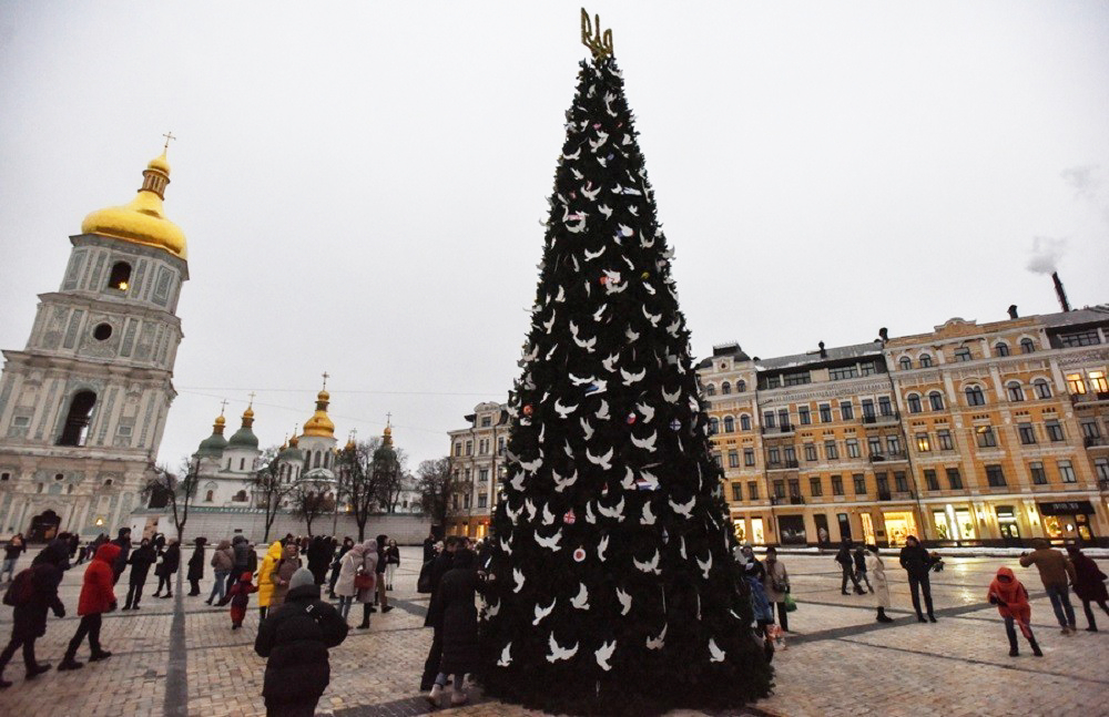 Η Ουκρανία, ο πόλεμος και τα… «διαφορετικά» Χριστούγεννα – Το «δέντρο της αήττητης Ουκρανίας»
