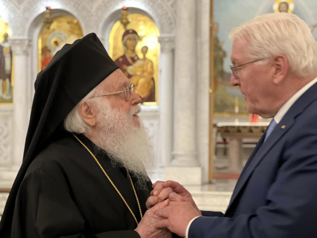 Presidenti i Gjermanisë Frank-Walter Steinmeier zhvilloi  një vizitë private në Katedralen “Ngjallja e Krishtit” në Tiranë