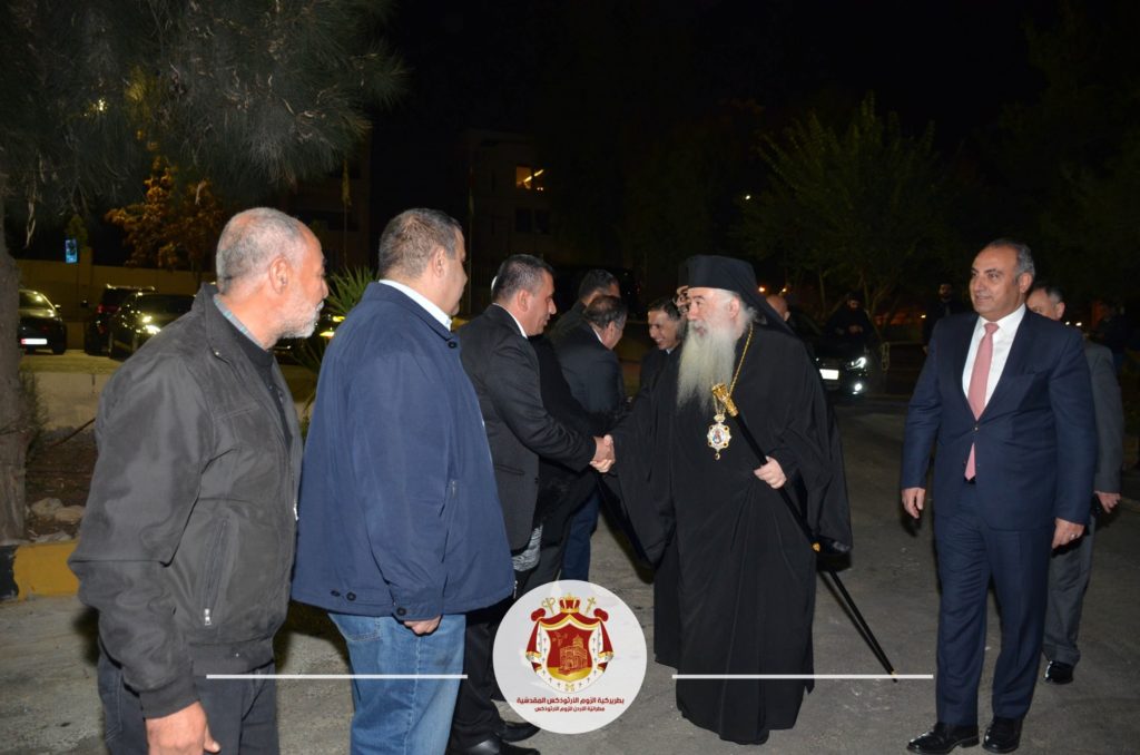 إضاءة شجرتين لعيد الميلاد