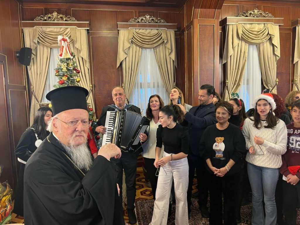 Νέοι και νέες έψαλλαν τα Χριστουγεννιάτικα κάλαντα στον Οικουμενικό Πατριάρχη