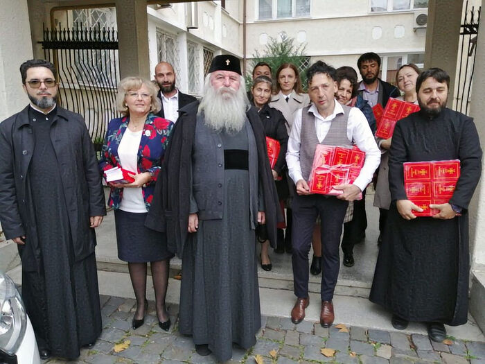 ROMANIAN HIERARCH DISTRIBUTES 30,000 PRAYER BOOKS TO STUDENTS