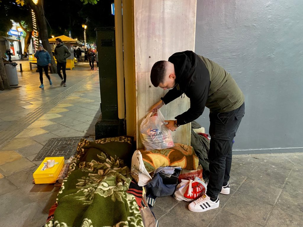 Το μήνυμα της αγάπης στους άστεγους φέρνει η  «ΑΠΟΣΤΟΛΗ»  μοιράζοντας δέματα αγάπης