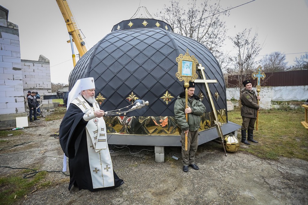 Митрополит Кирилл освятил крест и купол для храма Архангела Михаила станицы Темнолесской