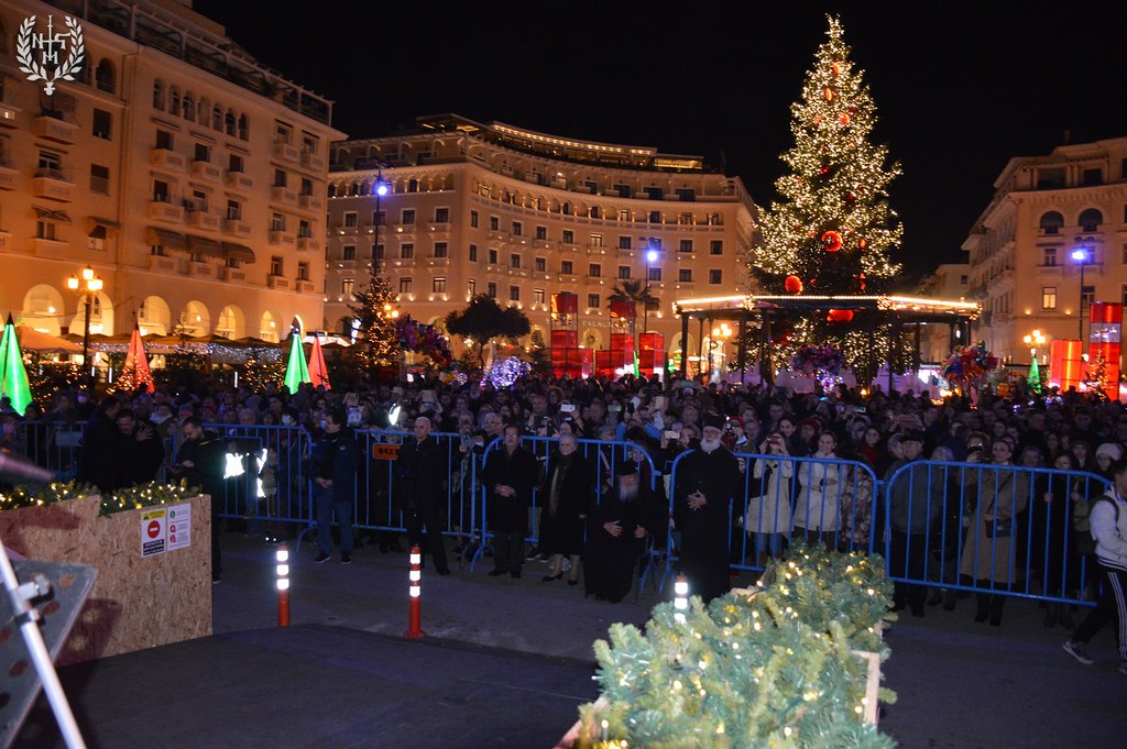 Οι χορωδίες της Ι.Μ Νεαπόλεως και Σταυρουπόλεως τραγούδησαν στην Πλατεία Αριστοτέλους (ΦΩΤΟ/ΒΙΝΤΕΟ)