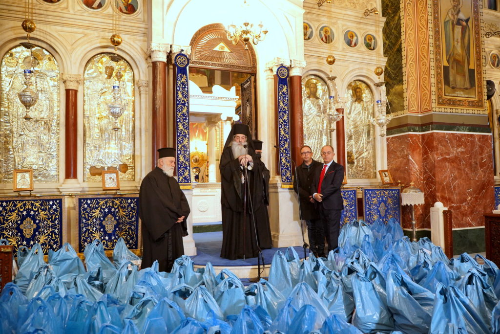 Χιλιάδες δέματα αγάπης από την Ιερά Μητρόπολη Πειραιώς σε άπορες οικογένειες