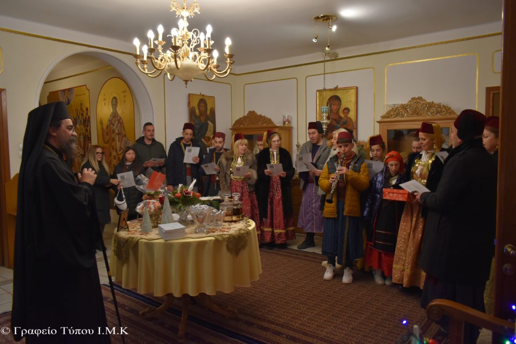 Έψαλλαν τα Χριστουγεννιάτικα κάλαντα στον Μητροπολίτη Καστορίας